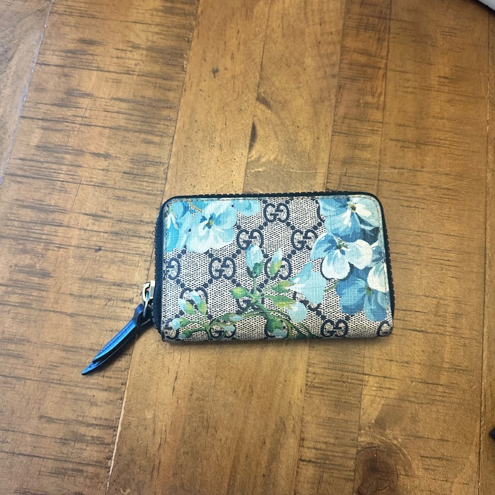 Gucci bloom zippy wallet